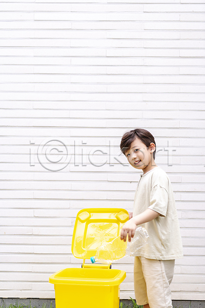 행복 남자 소년 소년한명만 어린이 한국인 한명 JPG 옆모습 포토 그린캠페인 미소(표정) 버리기 분리배출 분리수거 분리수거함 상반신 야외 에코라이프 응시 자연보호 주간 페트병