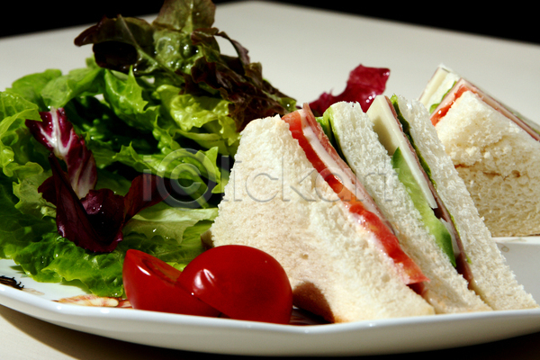 사람없음 JPG 근접촬영 포토 해외이미지 방울토마토 샌드위치 샐러드 식빵 실내 접시 채소