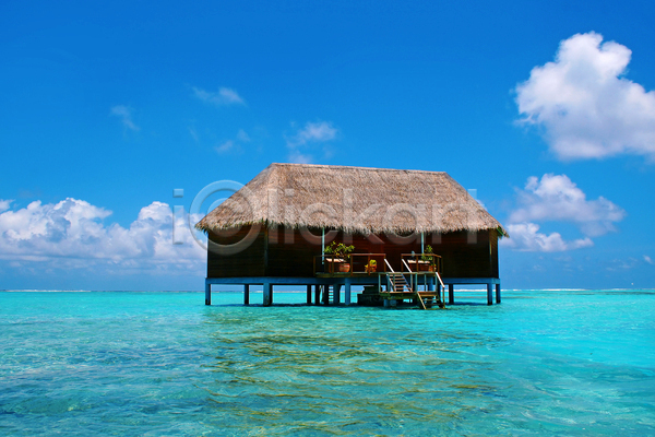 사람없음 JPG 포토 해외이미지 구름(자연) 맑음 몰디브 바다 수상가옥 야외 여름(계절) 여름풍경 주간 한채 휴양지