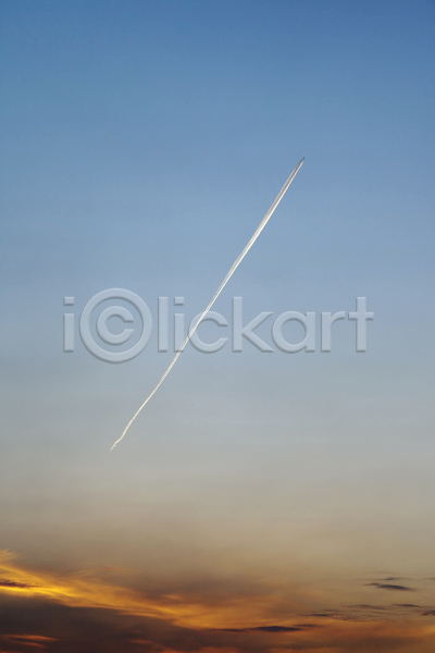 사람없음 JPG 포토 해외이미지 구름(자연) 비행기 비행운 새벽 아침 야외 주간 파란색 하늘 황혼