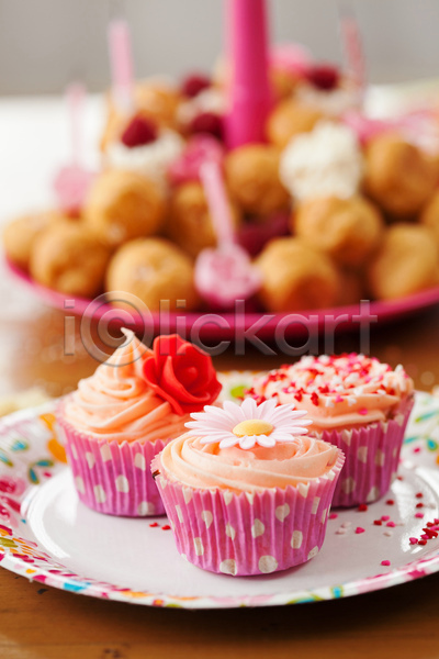 달콤 사람없음 JPG 아웃포커스 포토 해외이미지 꽃 세개 스프링클 장식 접시 컵케이크 크림