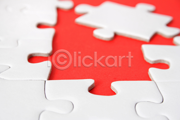 아이디어 사람없음 JPG 포토 해외이미지 문제 브레인스토밍 빨간색 실종 심볼 오픈 장난감 조각 컨셉 틈 퍼즐 해결 흰색