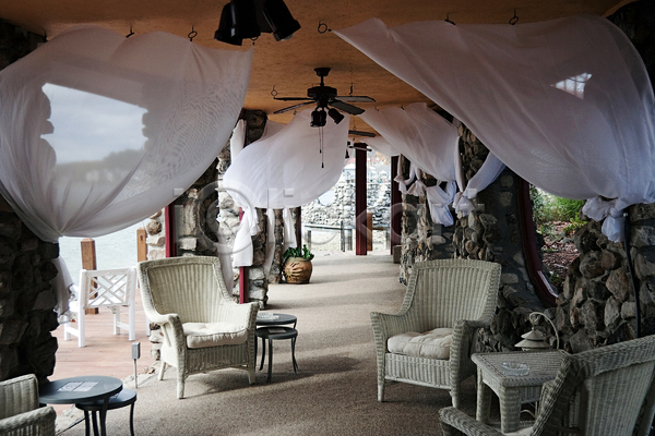 휴식 사람없음 JPG 포토 해외이미지 가구 갑판 건축양식 디자인 목재 스타일 야외 여름(계절) 외관 의자 장식 주택 탁자 흰색