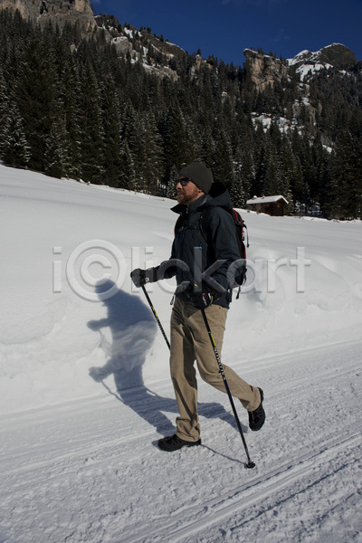 산책 남자 백인 사람 한명 JPG 포토 해외이미지 1 걷기 겨울 계곡 눈내림 등산 라이프스타일 바둑 배낭 산 세계문화유산 스포츠 야외 여행 여행객 자국 자연 트래킹 하이커 하이킹