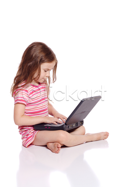 기쁨 청춘(젊음) 행복 남자 어린이 한명 JPG 포토 해외이미지 건강 공책 교육 노트북 놀이 라이프스타일 무선전화기 미소(표정) 배려 앉기 웹 인터넷 작음 컨셉 컴퓨터 키보드 흰배경 흰색