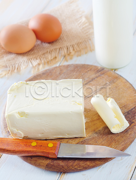 사람없음 JPG 포토 해외이미지 계란 나무도마 나무배경 버터 슬라이스 식칼 실내 우유 우유병