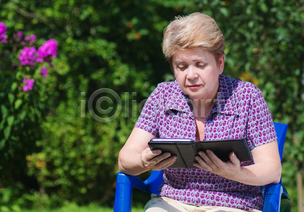 노년 성인 한명 JPG 포토 해외이미지 1 거리 꽃 독서 디지털 백그라운드 오픈 응시 의자 읽기 장비 전자제품 정원 책