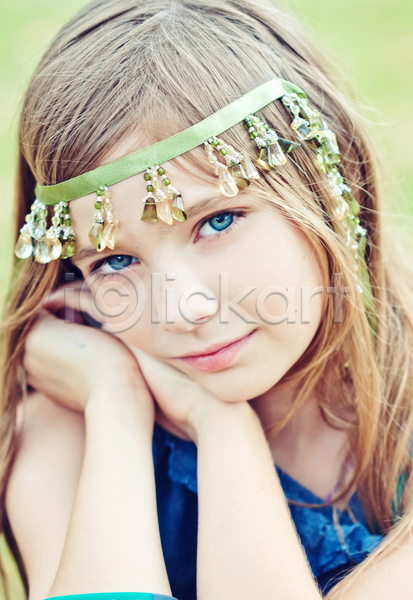 기쁨 러블리 행복 백인 사람 어린이 여자 한명 JPG 포토 해외이미지 1 고립 공원 금발 노란색 눈(신체부위) 딸 모델 미소(표정) 백그라운드 뷰티 야외 얼굴 여름(계절) 자연 작음 초록색 태양 파란색 표현 흰색