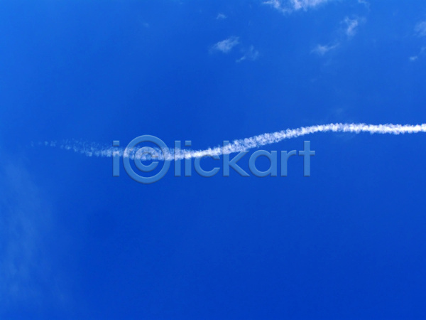 사람없음 JPG 포토 해외이미지 구름(자연) 백그라운드 비행운 야외 연기 주간 파란색 하늘