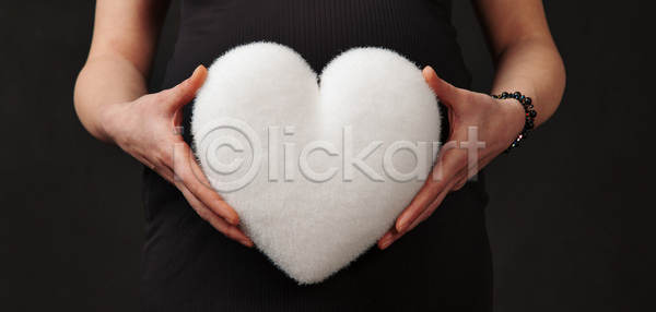 사랑 사람없음 아기 여자 JPG 포토 해외이미지 검은색 관리 보여주기 임신 잡기 하트 흰색
