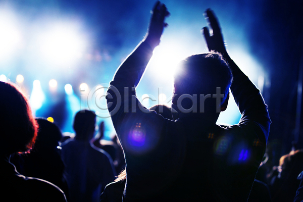 군중 남자 성인 성인남자한명만 여러명 한명 JPG 뒷모습 실루엣 포토 해외이미지 빛 상반신 손들기 스포트라이트 음악 축제 콘서트 파란색