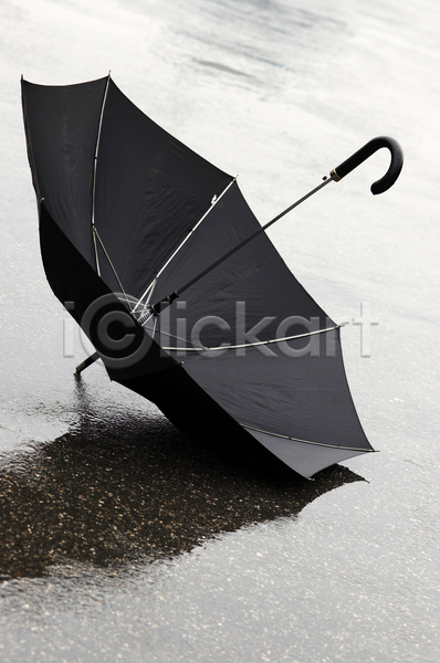 사람없음 JPG 포토 해외이미지 반사 비(날씨) 아스팔트(도로) 우산 젖음 풍경(경치) 한개
