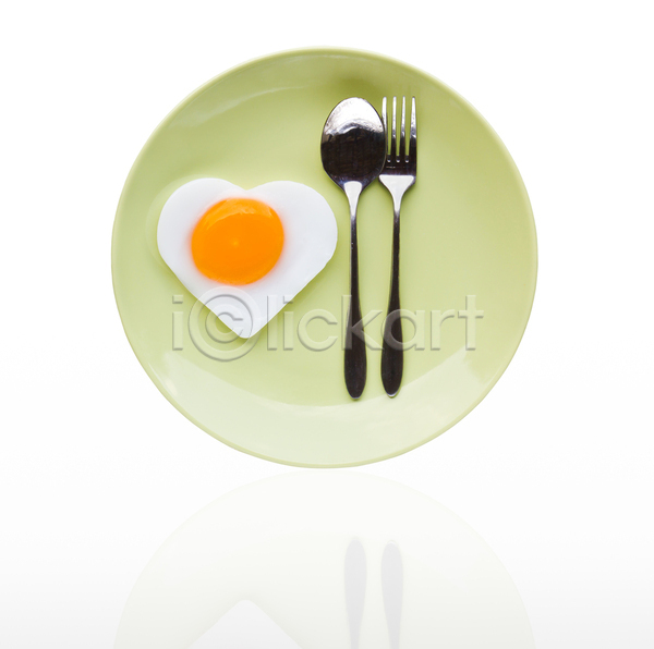 사람없음 JPG 포토 해외이미지 계란프라이 숟가락 실내 아침식사 접시 포크 하트 흰배경