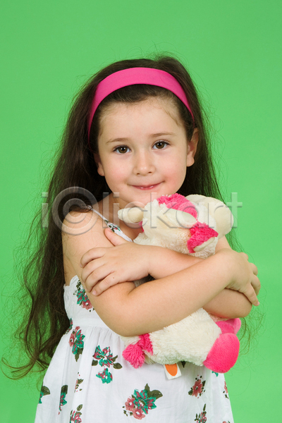백인 사람 소녀(어린이) 아기 어린이 한명 JPG 포토 해외이미지 1 녹색배경 뷰티 빨간색 유치원 작음 장난감