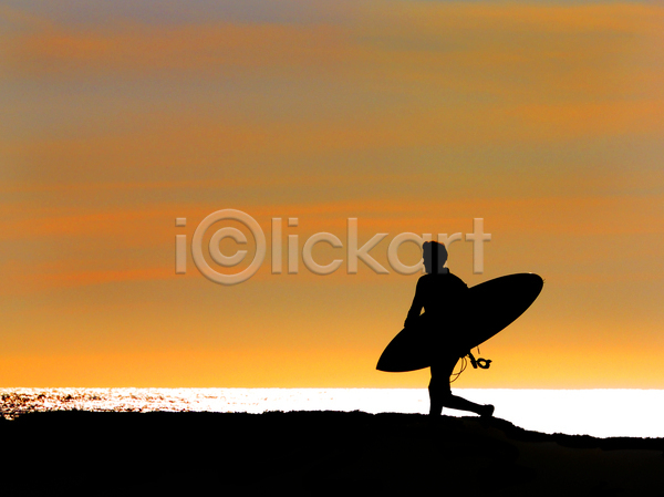 남자 성인 성인남자한명만 한명 JPG 실루엣 포토 해외이미지 구름(자연) 노을 달리기 들기 바다 서핑 서핑보드 야외 전신 주간