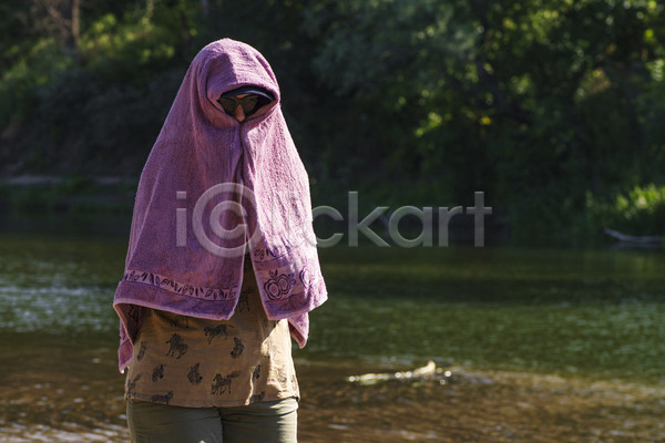 행복 휴식 백인 사람 성인 어린이 여자 한명 JPG 포토 해외이미지 라이프스타일 맑음 모래 물 미소(표정) 바다 비키니 선글라스 선탠 수건 수영복 앉기 야외 양산 여름(계절) 여행 여행객 음료 응시 읽기 자연 책 태양 파란색 풍경(경치) 학습 휴가