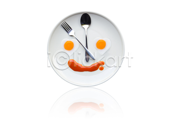 사람없음 JPG 포토 해외이미지 계란프라이 반사 소스(음식) 숟가락 실내 아침식사 접시 포크 표정 하트 흰배경