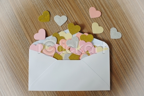 사랑 사람없음 JPG 비네팅 포토 해외이미지 나무배경 실내 오픈 편지봉투 하트