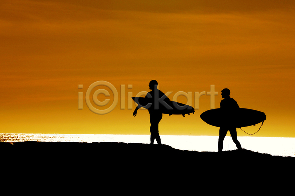 남자 두명 성인 성인남자만 JPG 실루엣 포토 해외이미지 걷기 들기 바다 서핑 서핑보드 수영복 야외 전신 주간 해변