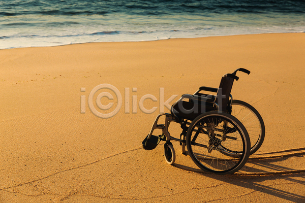 사람없음 JPG 포토 해외이미지 그림자 물결 일몰 파도 해변 휠체어