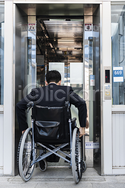 사회복지 이동 20대 남자 성인 성인남자한명만 한국인 한명 JPG 뒷모습 포토 비즈니스 비즈니스라이프 비즈니스맨 앉기 야외 엘리베이터 오픈 장애 장애인 장애인취업 전신 정장 주간 휠체어