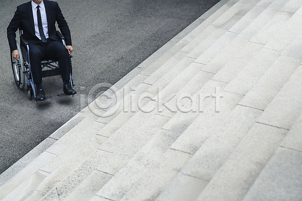 사회복지 좌절 20대 남자 성인 성인남자한명만 한국인 한명 JPG 앞모습 포토 계단 낙담 비즈니스 비즈니스라이프 비즈니스맨 앉기 야외 어려움 잡기 장애 장애인 장애인취업 전신 정장 주간 휠체어