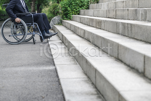 사회복지 좌절 20대 남자 성인 성인남자한명만 한국인 한명 JPG 옆모습 포토 계단 낙담 비즈니스 비즈니스라이프 비즈니스맨 앉기 야외 어려움 잡기 장애 장애인 장애인취업 전신 정장 주간 풀(식물) 휠체어