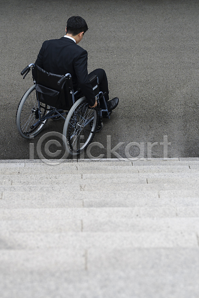 사회복지 좌절 20대 남자 성인 성인남자한명만 한국인 한명 JPG 뒷모습 포토 계단 고개숙이기 낙담 돌아서기 비즈니스 비즈니스라이프 비즈니스맨 앉기 야외 어려움 장애 장애인 장애인취업 전신 정장 주간 휠체어