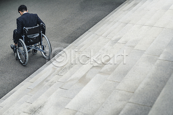 사회복지 좌절 20대 남자 성인 성인남자한명만 한국인 한명 JPG 뒷모습 포토 계단 고개숙이기 낙담 돌아서기 비즈니스 비즈니스라이프 비즈니스맨 앉기 야외 어려움 장애 장애인 장애인취업 전신 정장 주간 휠체어