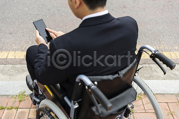 사회복지 20대 남자 성인 성인남자한명만 한국인 한명 JPG 뒷모습 포토 기다림 들기 비즈니스 비즈니스라이프 비즈니스맨 상반신 스마트폰 앉기 야외 장애 장애인 장애인취업 정장 주간 터치 휠체어
