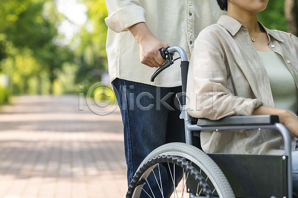 사회복지 산책 이동 20대 남자 두명 성인 성인만 여자 한국인 JPG 아웃포커스 옆모습 포토 공원 라이프스타일 보호자 비장애인 산책로 상반신 야외 요양 잡기 장애 장애인 주간 환자 휠체어