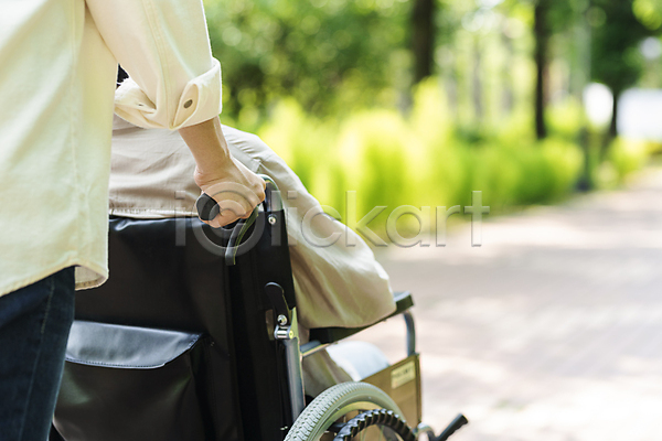 사회복지 산책 이동 20대 남자 두명 성인 성인만 여자 한국인 JPG 뒷모습 아웃포커스 포토 공원 라이프스타일 보호자 비장애인 산책로 상반신 야외 요양 잡기 장애 장애인 주간 환자 휠체어