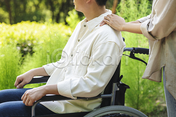 사회복지 20대 남자 두명 성인 성인만 여자 한국인 JPG 아웃포커스 옆모습 포토 감상 공원 라이프스타일 보호자 비장애인 상반신 앉기 야외 어깨에손 요양 장애 장애인 주간 환자 휠체어