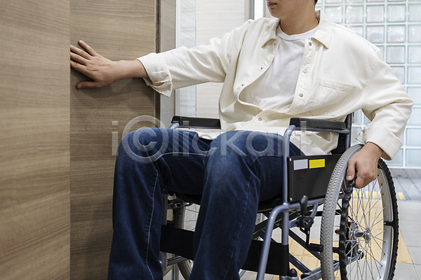 불편함 사회복지 20대 남자 성인 성인남자한명만 한국인 한명 JPG 앞모습 포토 라이프스타일 문 밀기 상반신 실내 앉기 어려움 오픈 장애 장애인 좁은 화장실 환자 휠체어