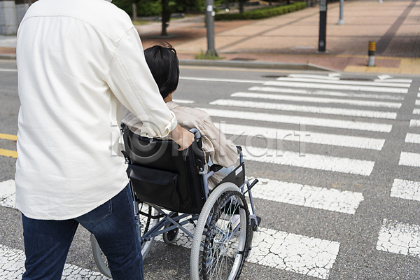 사회복지 이동 20대 남자 두명 성인 성인만 여자 한국인 JPG 뒷모습 포토 건너기 걷기 라이프스타일 밀기 보호자 비장애인 상반신 앉기 야외 요양 잡기 장애 장애인 주간 환자 횡단보도 휠체어