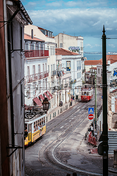 사람없음 JPG 포토 거리 건물 리스본 선로 야외 유럽풍경 전경 주간 주택 트램 포르투갈 하늘 해외풍경