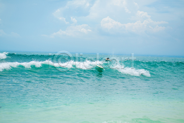 남자 성인 성인남자한명만 한명 JPG 포토 해외이미지 구름(자연) 바다 상반신 서핑 서핑보드 수영 야외 주간 파도
