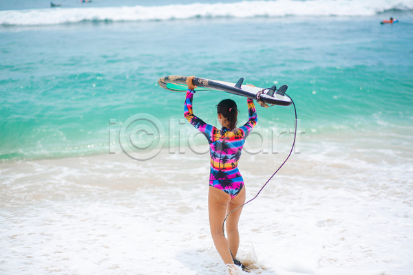 성인 성인여자한명만 여자 한명 JPG 뒷모습 포토 해외이미지 걷기 들기 바다 서핑 서핑보드 수영복 야외 전신 주간 파도 해변
