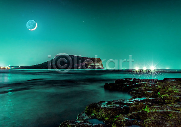 사람없음 PSD 편집이미지 달 달빛 바다 빛 섬 야간 야경 자연 청록색 풍경(경치)