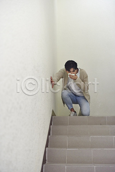 남자 성인 성인남자한명만 한국인 한명 JPG 앞모습 포토 계단 긴급 대피 비상계단 비상구 비상탈출 손수건 수비 실내 앉기