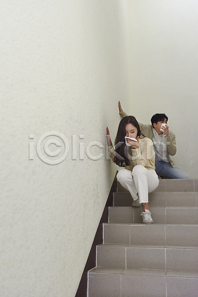 남자 두명 성인 성인만 여자 한국인 JPG 앞모습 포토 긴급 대피 비상계단 비상구 비상탈출 손수건 수비 실내 앉기 전신