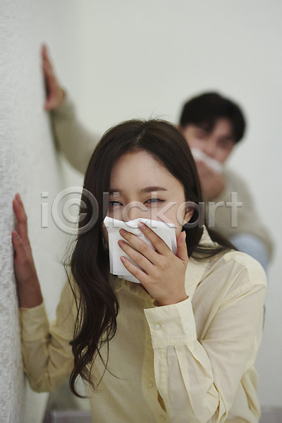 남자 두명 성인 성인만 여자 한국인 JPG 아웃포커스 앞모습 포토 긴급 대피 비상계단 비상구 비상탈출 상반신 손수건 수비 실내 앉기