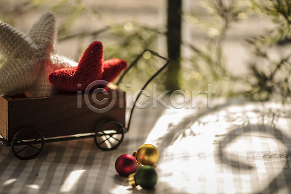 설레임 휴식 사람없음 JPG 아웃포커스 포토 겨울 그림자 별 수레 실내 오브젝트 장식볼 창가 크리스마스 크리스마스용품