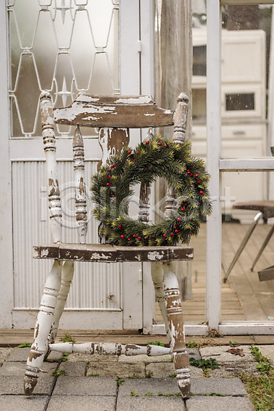 설레임 휴식 사람없음 JPG 포토 겨울 야외 열매 오브젝트 의자 주간 크리스마스 크리스마스리스 크리스마스용품