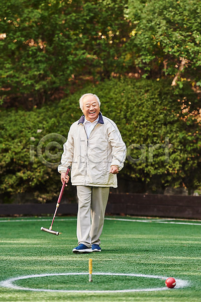 70대 남자 노년 노인남자한명만 한국인 한명 JPG 앞모습 포토 건강 게이트볼 게이트볼스틱 게이트볼장 경기 경기장 공 레저 미소(표정) 서기 스포츠 실버라이프 야외 운동 전신 주간 취미 할아버지