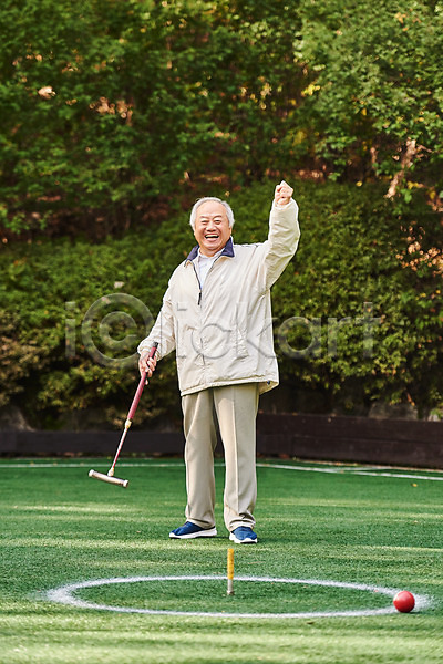 즐거움 70대 남자 노년 노인남자한명만 한국인 한명 JPG 앞모습 포토 건강 게이트볼 게이트볼스틱 게이트볼장 경기 경기장 공 레저 미소(표정) 서기 스포츠 실버라이프 야외 운동 전신 주간 취미 할아버지