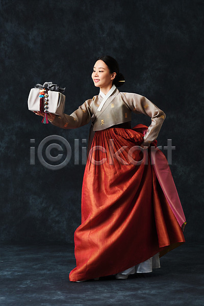 20대 성인 성인여자한명만 여자 한국인 한명 JPG 앞모습 포토 검은배경 누끼 들기 명절 미소(표정) 보따리 서기 선물상자 스튜디오촬영 실내 예술 전신 전통무용 전통의상 추석 춤 한국무용 한복