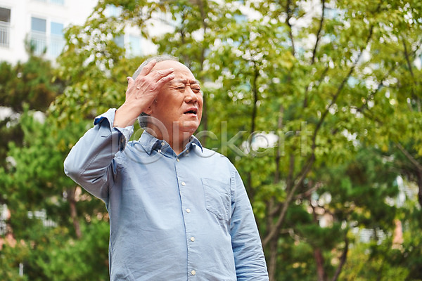 고민 70대 남자 노년 노인남자한명만 한국인 한명 JPG 앞모습 포토 건강 건망증 노화 상반신 서기 아파트 아파트단지 야외 주간 질병 찡그림 치매 할아버지