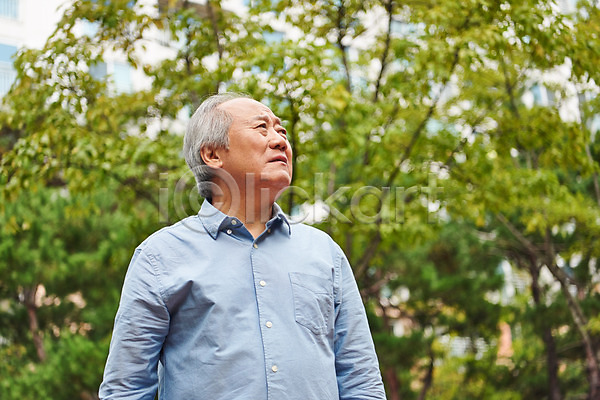 고민 70대 남자 노년 노인남자한명만 한국인 한명 JPG 앞모습 포토 건강 건망증 노화 상반신 서기 아파트 아파트단지 야외 응시 주간 질병 치매 할아버지