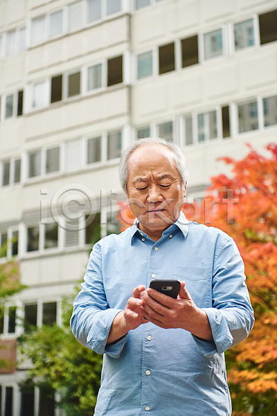 고민 70대 남자 노년 노인남자한명만 한국인 한명 JPG 앞모습 포토 건강 건망증 노화 들기 상반신 서기 스마트폰 아파트 아파트단지 야외 응시 주간 질병 치매 할아버지